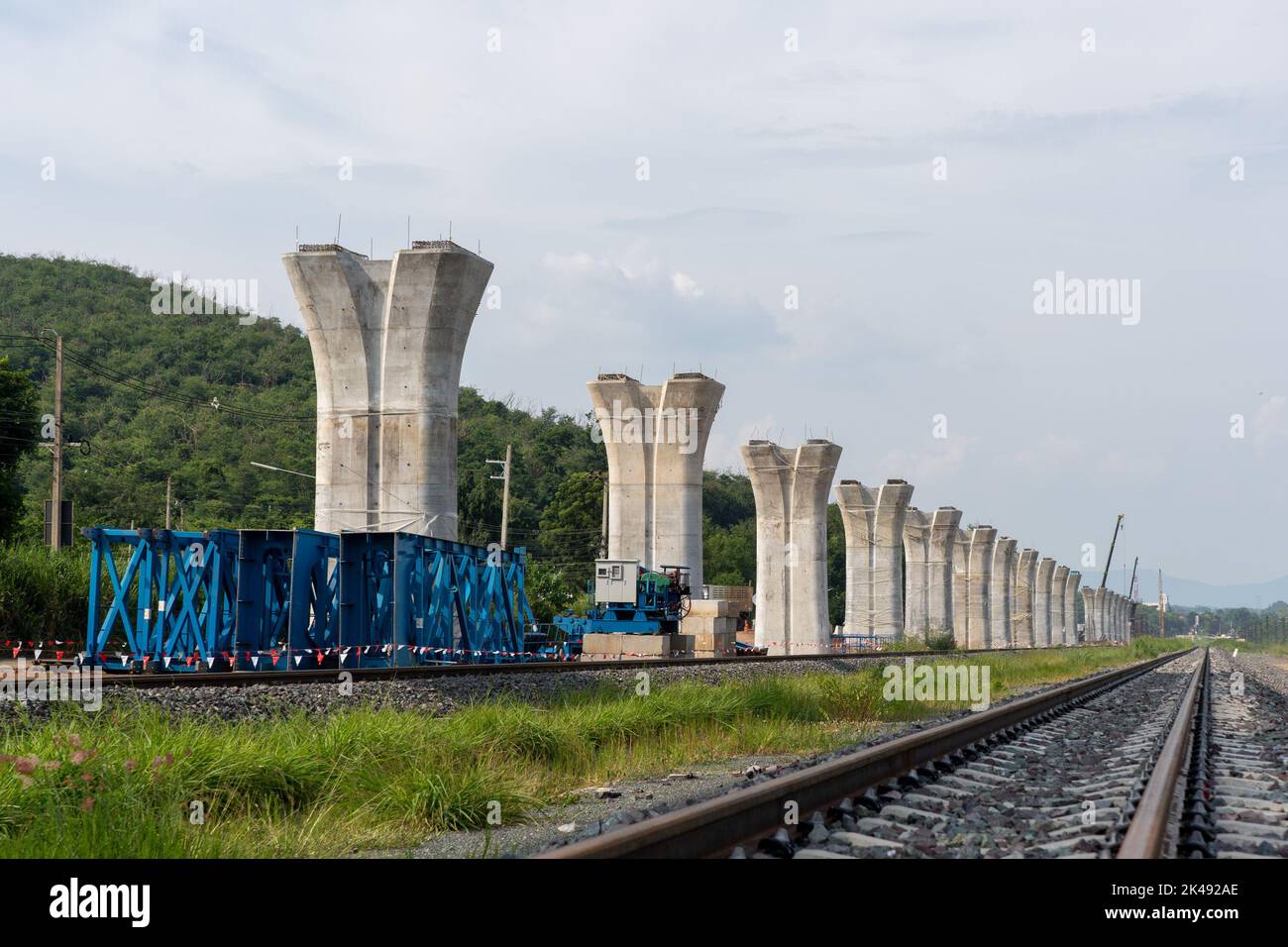 Nakhon Ratchasima. 7. September 2022. Das Foto vom 7. September 2022 zeigt eine Baustelle der China-Thailand-Eisenbahn in der Provinz Nakhon Ratchasima, Thailand. Der 24-jährige Nantapong Nuchanet hat erwartet, einen Zug zu fahren, der in seinem Heimatland Thailand schnell und stabil fährt. Während der Bau der China-Thailand-Eisenbahn weiter anhält, fühlt er sich seinem Traumjob immer näher gekommen.ZUM THEMA "Feature: China-Thailand-Eisenbahn steigert die Erwartungen der Thais an eine bessere Konnektivität" Quelle: Lin Hao/Xinhua/Alamy Live News Stockfoto