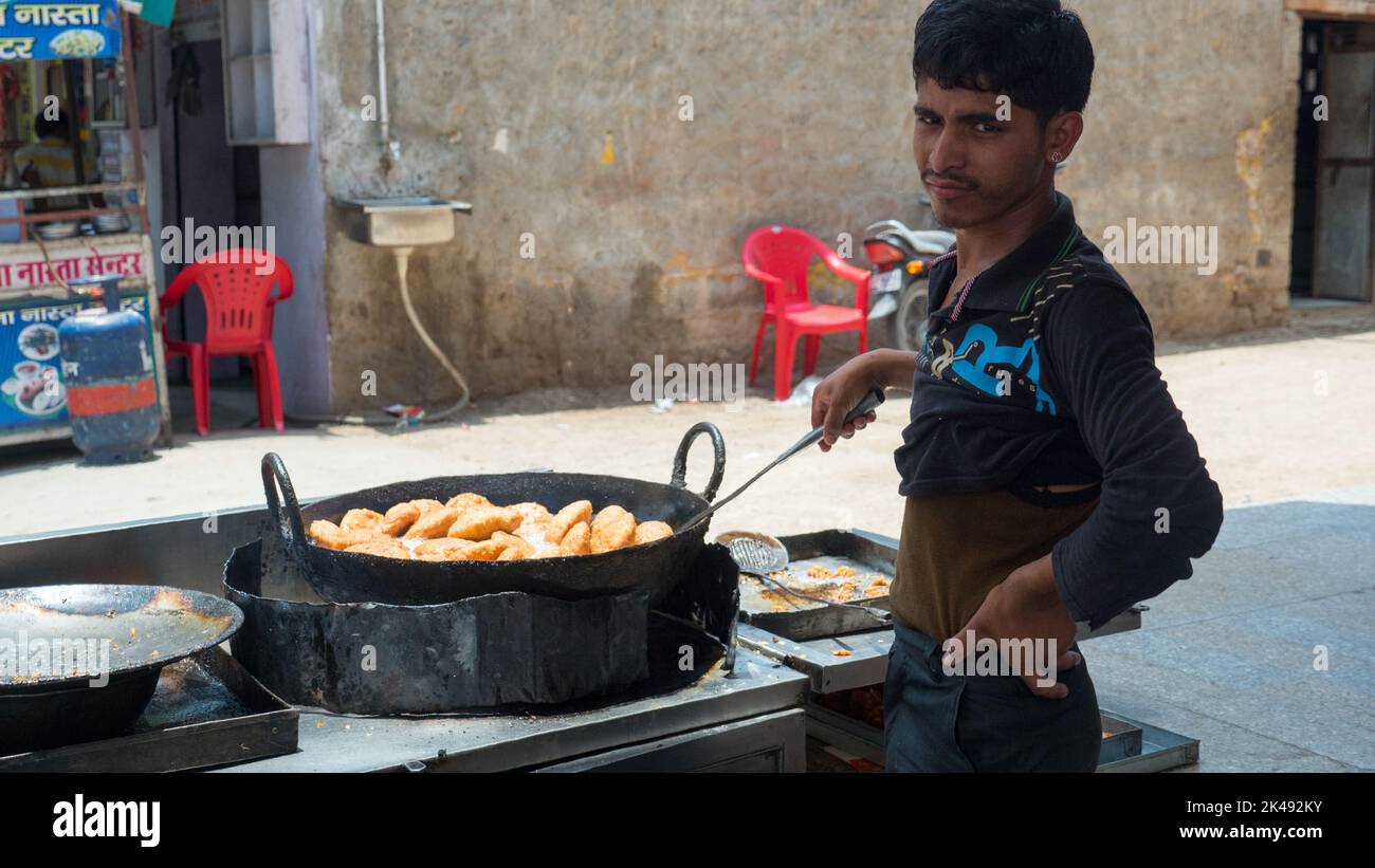 Bhinmal Rajasthan, Indien - 23. Mai 2017 : Street Food seller, Stall Hawker Braten Kachori, eine Art von indischen Snack Braten in Stift Stockfoto