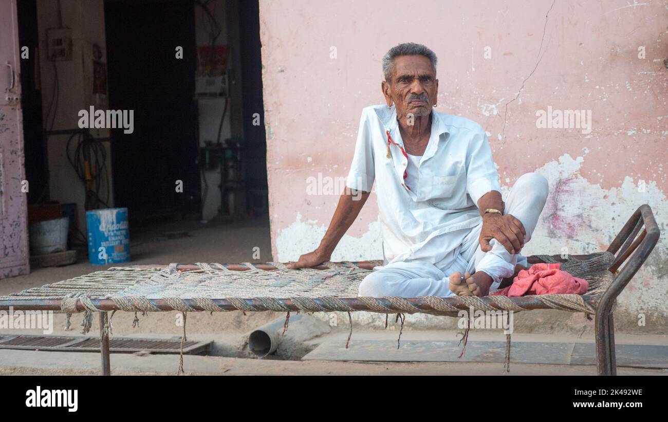 Bhinmal Rajasthan, Indien - 18. Mai 2017 : alte Person aus dem indischen Dorf, die auf einem alten Bettkoje ruht. Stockfoto