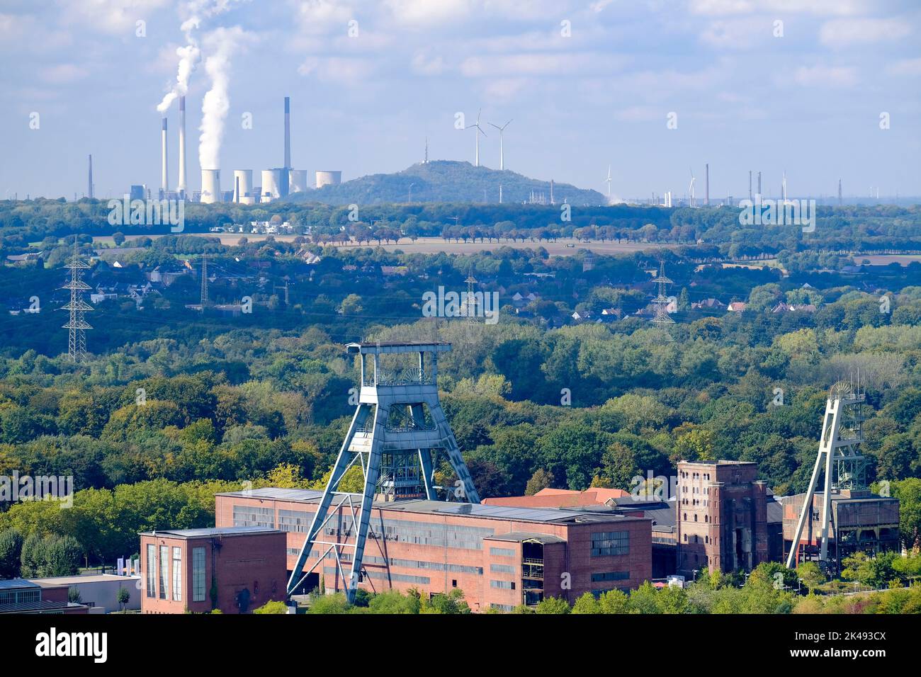 DEU, Deutschland, Nordrhein-Westfalen, Ruhrgebiet, Recklinghausen-Hochlarmark, 29.09.2022: Blick von der Halde Hoheward im Emscher-Landschaftspark in Stockfoto