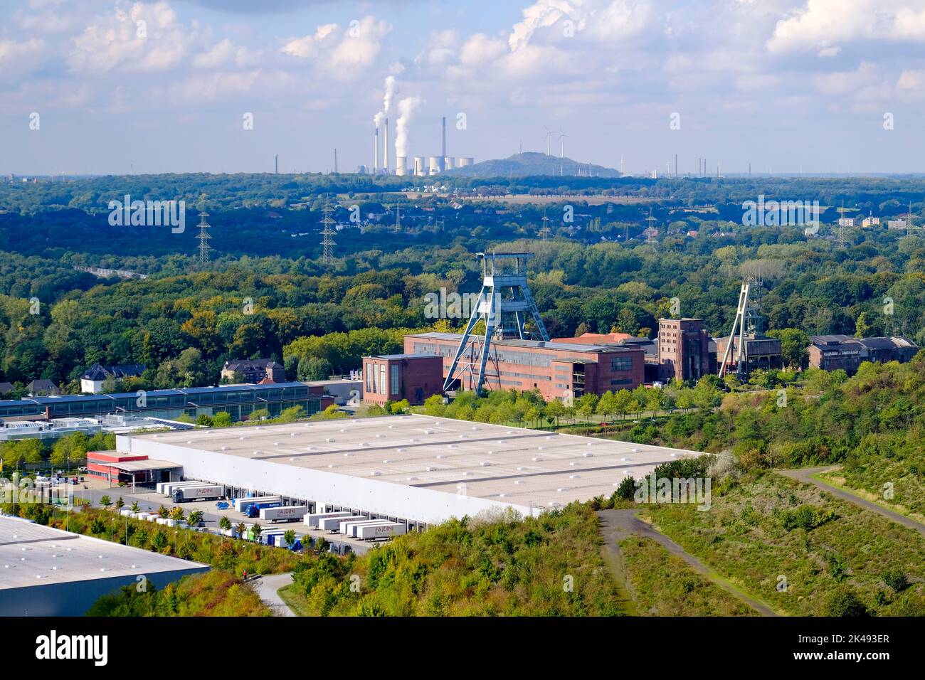 DEU, Deutschland, Nordrhein-Westfalen, Ruhrgebiet, Recklinghausen-Hochlarmark, 29.09.2022: Blick von der Halde Hoheward im Emscher-Landschaftspark in Stockfoto