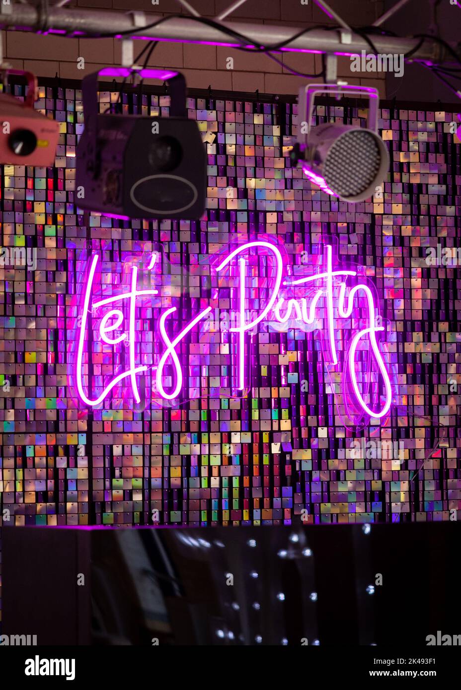 Lets Party Neon leuchten Zeichen auf Tanzfläche Teil für Hochzeit ersten Tanz. Violetter Text. Stockfoto