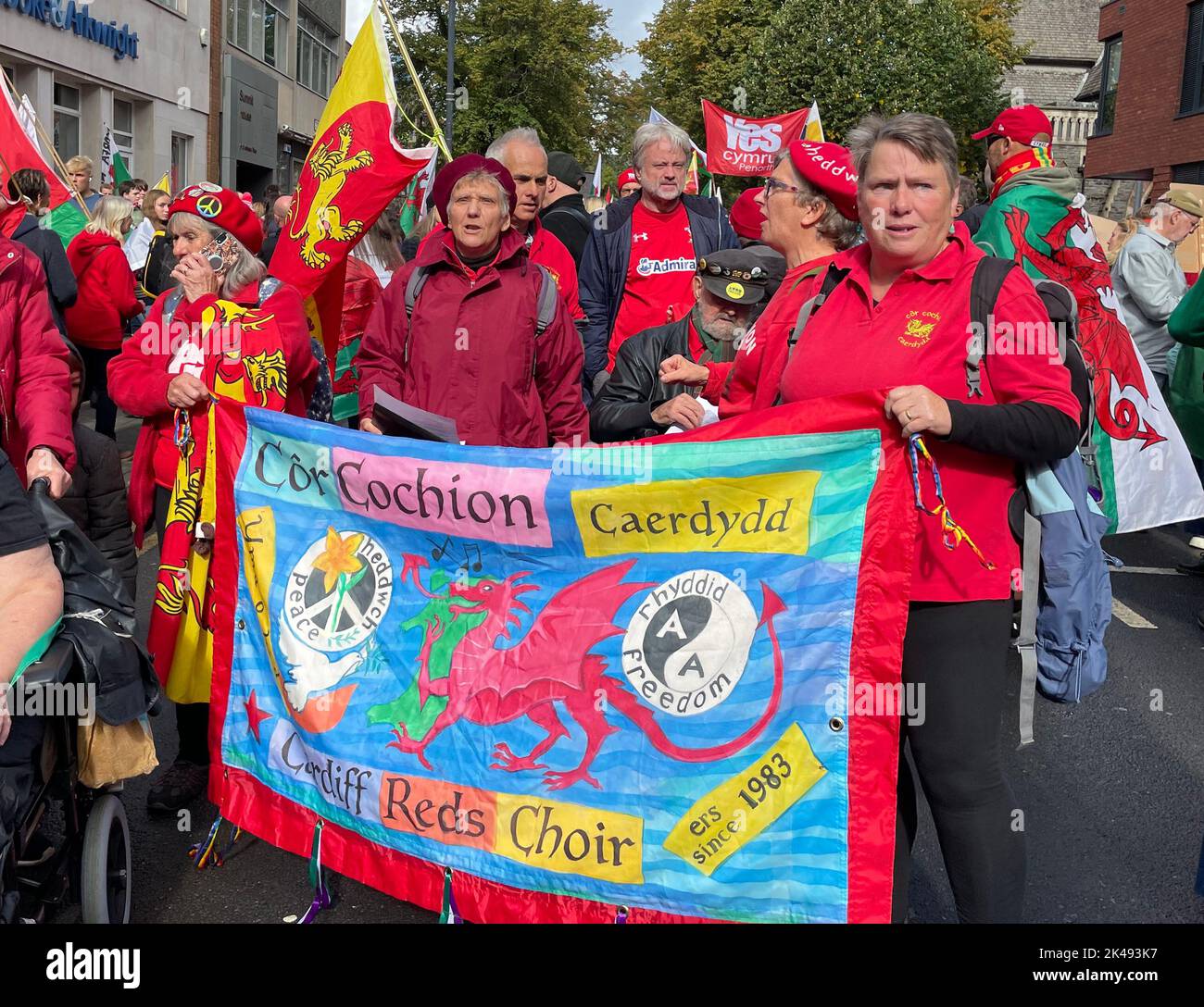 Die Menschen nehmen an einem marsch Teil, der die Unabhängigkeit Waliss im Zentrum von Cardiff, Wales, fordert. Bilddatum: Samstag, 1. Oktober 2022. Stockfoto