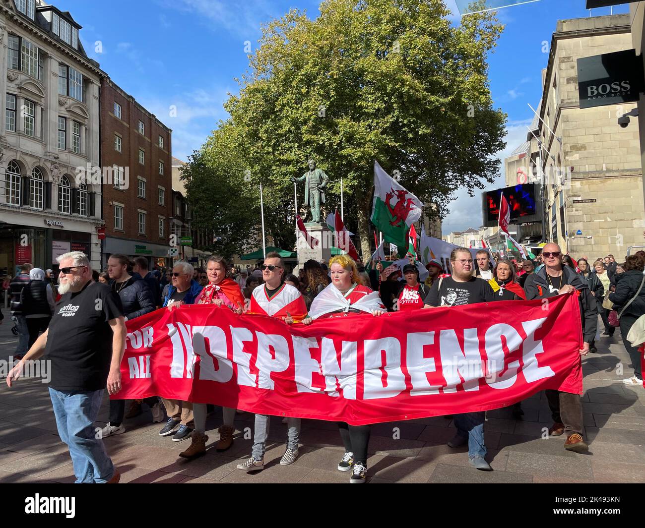 Die Menschen nehmen an einem marsch Teil, der die Unabhängigkeit Waliss im Zentrum von Cardiff, Wales, fordert. Bilddatum: Samstag, 1. Oktober 2022. Stockfoto