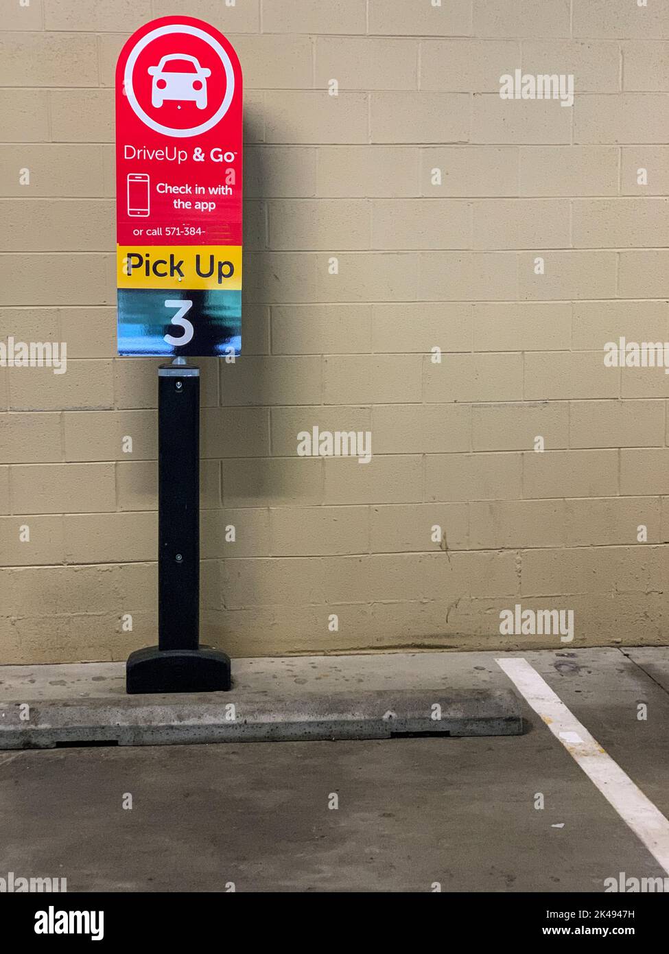 Parkplatz für die Abholung vom Supermarkt. Stockfoto