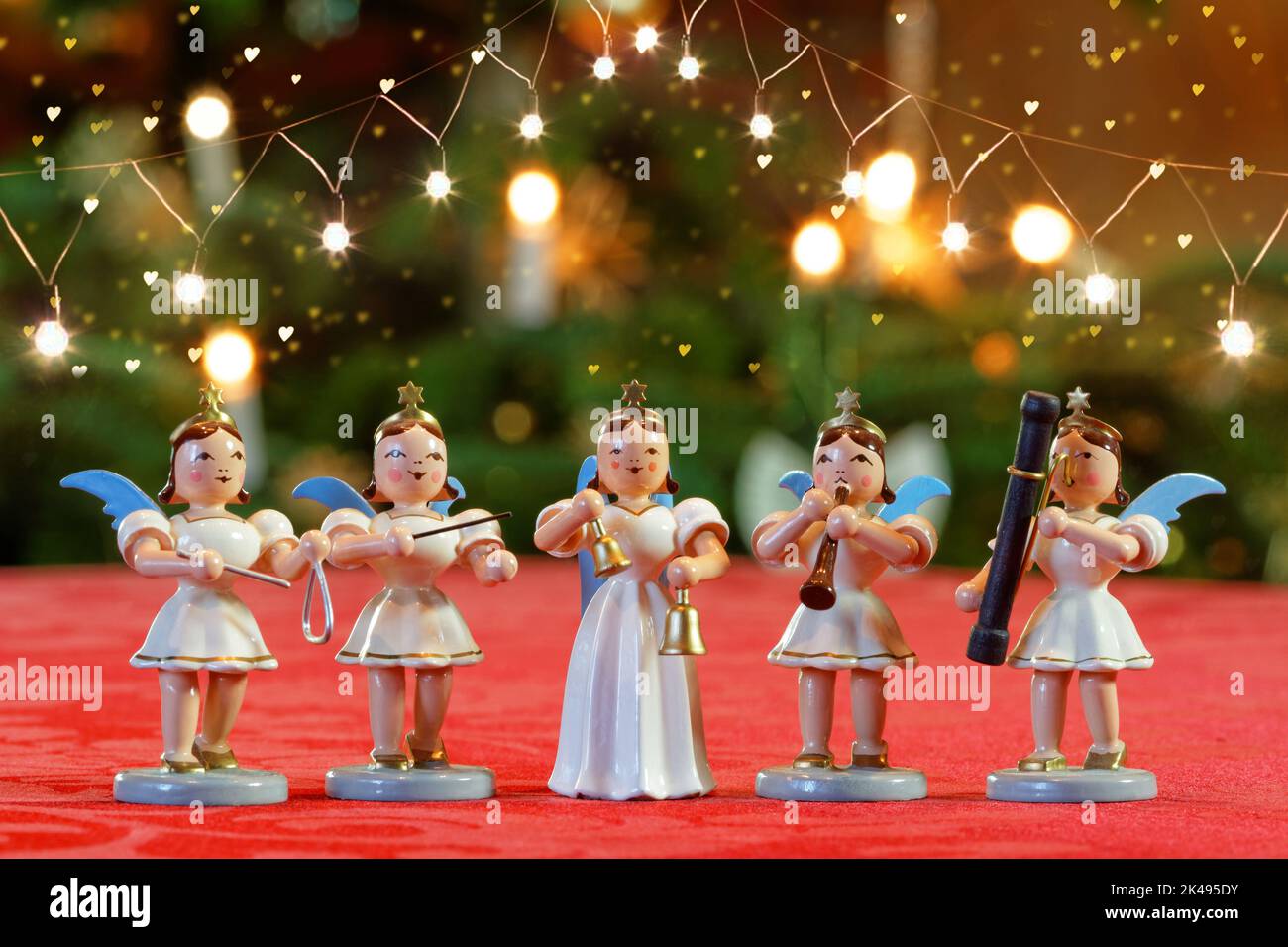 Weihnachtskonzert mit fünf Musikern Engel vor festlicher Kulisse Stockfoto