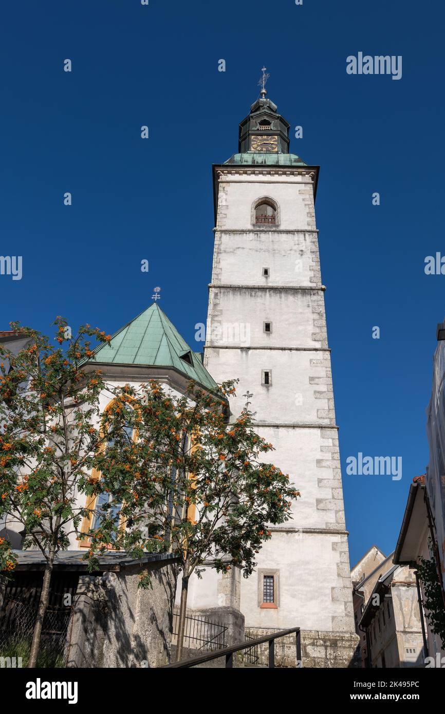 Glockenturm der St. Jakob Kirche in der Stadt Skofja Loka, Slowenien. Stockfoto