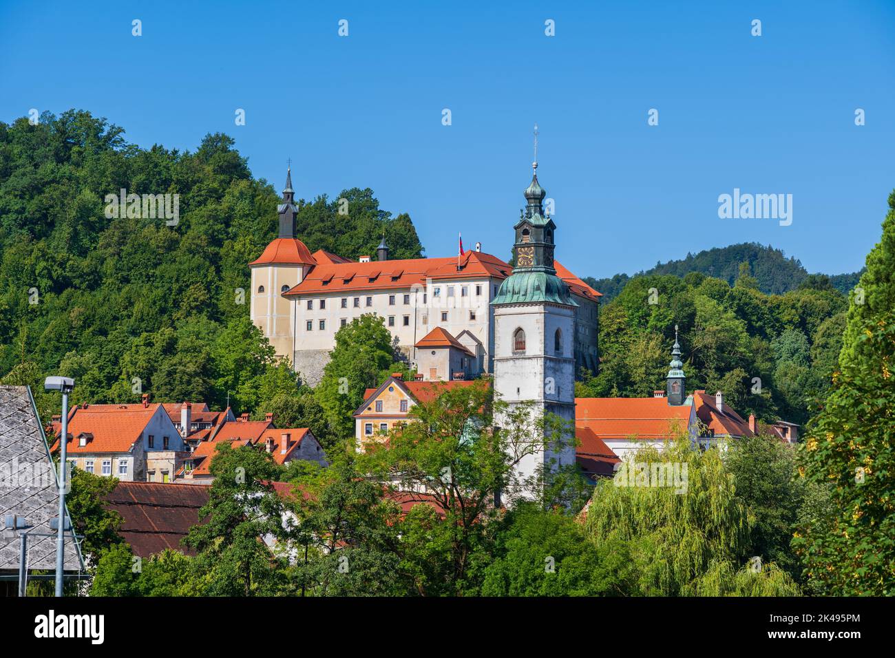 Stadt Skofja Loka in Slowenien, Stadtbild mit Schloss und Turm von St. Jakob-Kirche, Oberkarniola-Region. Stockfoto
