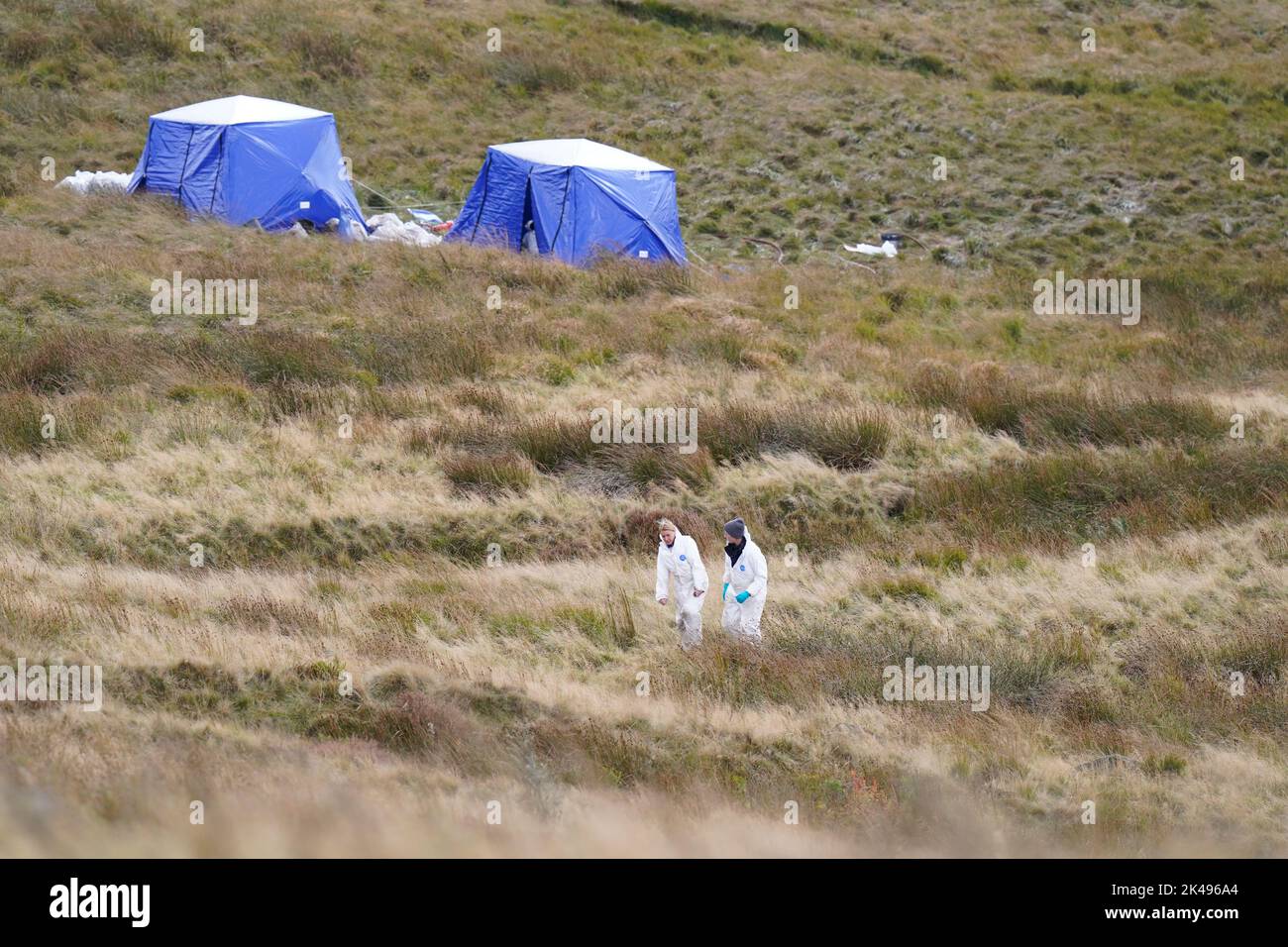 Die Szene auf Saddleworth Moor im Nordwesten Englands, wo die Polizei von Manchester nach den Überresten des Leichnades von Keith Bennett sucht. Der 12-Jährige war eines von fünf Opfern von Ian Brady und Myra Hindley, von denen drei später im Moor begraben gefunden wurden. Bilddatum: Samstag, 1. Oktober 2022. Stockfoto