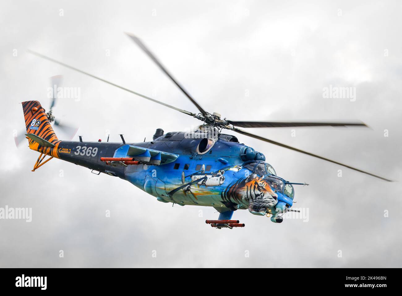 Tschechische Luftstreitkräfte MI-35 Hind 3369 russischer Hubschrauber aus der Sowjetzeit der UdSSR mit Tiger-Lackierung und Kanonenschiff-Truppentransporter Stockfoto