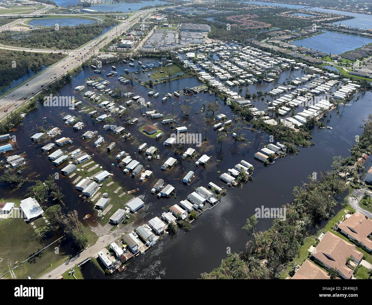 Sanibel Island, Usa. 29. September 2022. Luftaufnahmen von Wohngegenden, die durch den massiven Kategorie-4-Unwutanflug Ian, der die Westküste Floridas erboste, am 29. September 2022 in Sanibel, Florida, beschädigt wurden. Quelle: Joey Feldman/US Coast Guard/Alamy Live News Stockfoto