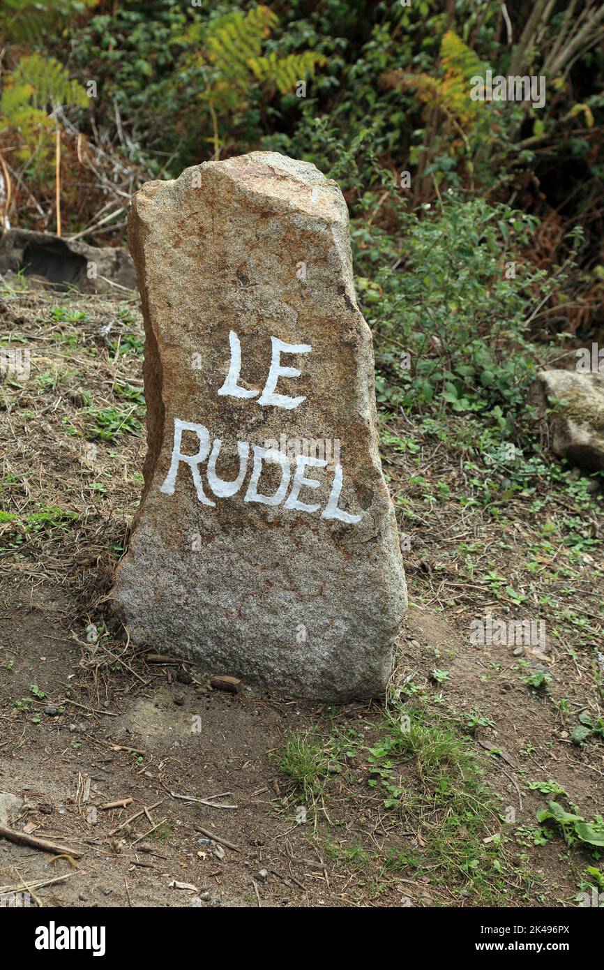 Gemalter Dorfname auf Stein bei Le Rudel auf der Ile Aux Moines, Golfe du Morbihan, Morbihan, Bretagne, Frankreich Stockfoto