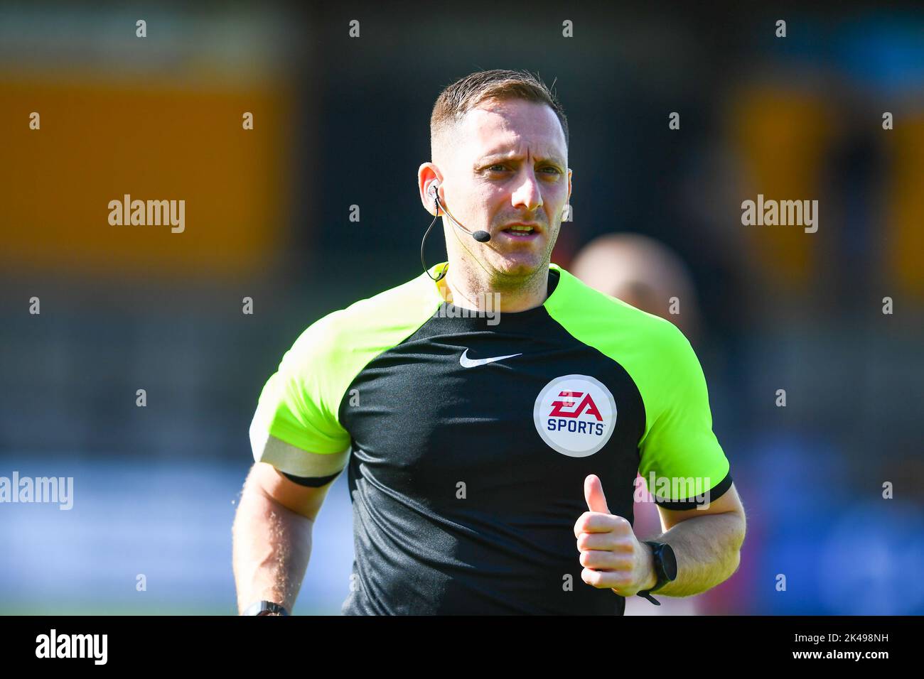 Cambridge, Großbritannien. 1.. Oktober 2022Referee Simon Mather (Schiedsrichter) vor dem Sky Bet League 1-Spiel zwischen Cambridge United und Derby County im R Costings Abbey Stadium, Cambridge am Samstag, dem 1.. Oktober 2022. Kredit: MI Nachrichten & Sport /Alamy Live Nachrichten Stockfoto