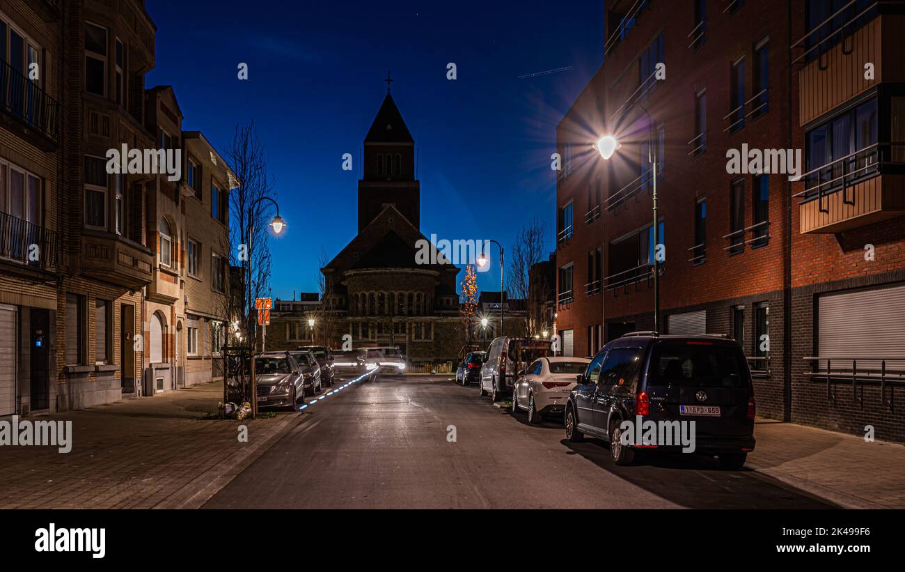 Jette, Region Brüssel-Hauptstadt, Belgien, 12 20 2020 - Blick über die Silhouette der Kirche bei Nacht auf der Lourdes Avenue Stockfoto