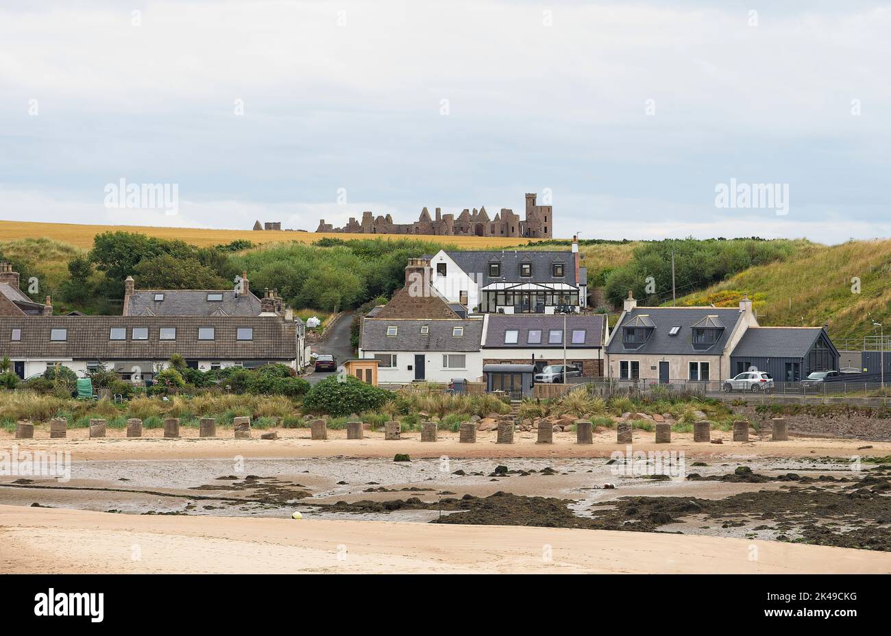 Slains Castle vom Dorf Cruden Bay im Nordosten Schottlands aus gesehen Stockfoto