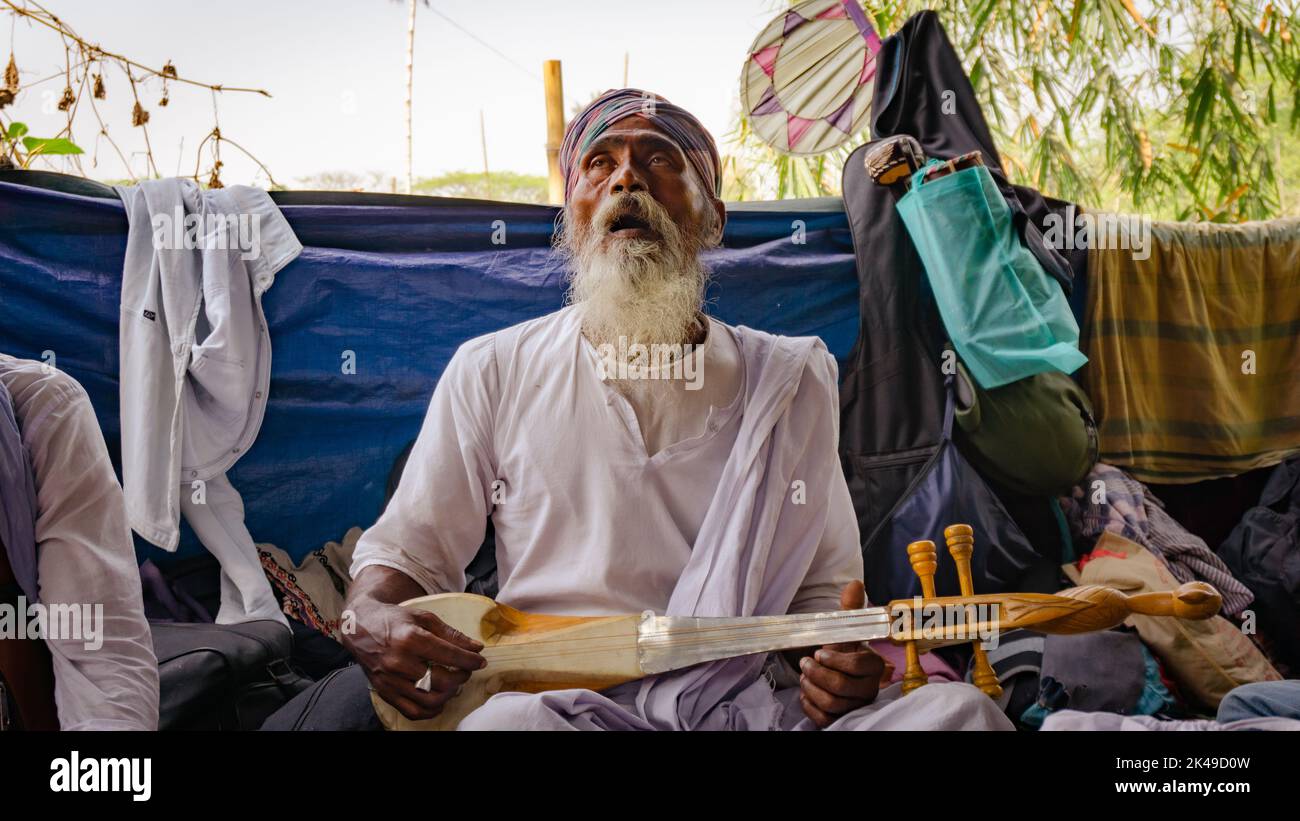 Baul-Künstler aus Bangladesch singen mit Freude. Das Bild wurde am 17.. März von Lalon Mela aufgenommen. Stockfoto