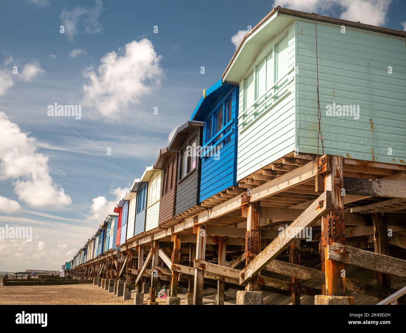 Eine Reihe von Strandhütten an der Küste von Essex bei Frinton-on-Sea im Sommer. Stockfoto