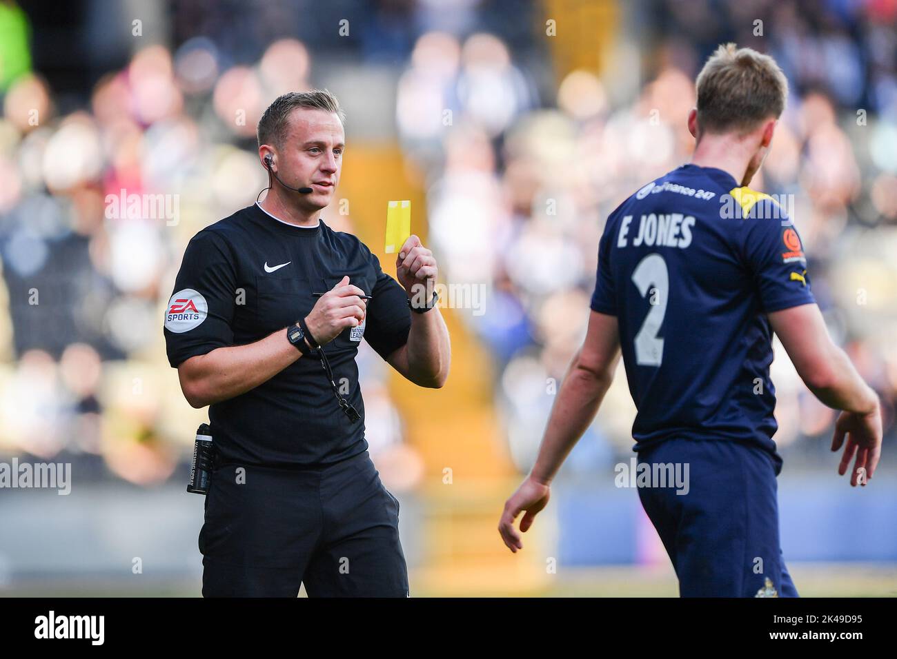 Nottingham, Großbritannien. Am 1.. Oktober 2022Referee zeigt Scott Jackson Eddy Jones von Altrincham während des Spiels der Vanarama National League zwischen Notts County und Altrincham in der Meadow Lane, Nottingham am Samstag, dem 1.. Oktober 2022, eine gelbe Karte wegen unsportlichem Verhalten. (Kredit: Jon Hobley | MI News) Kredit: MI Nachrichten & Sport /Alamy Live News Stockfoto