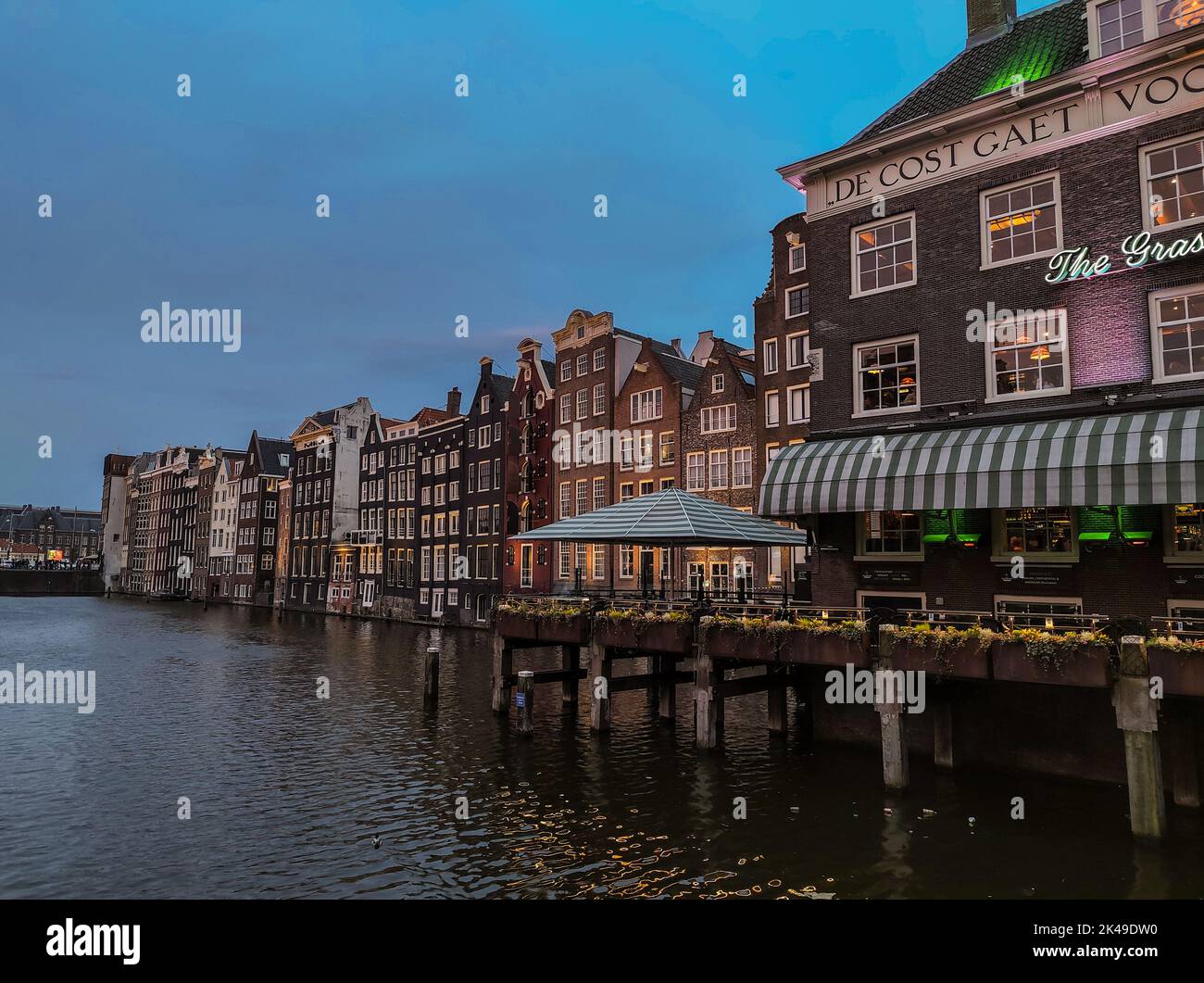 Damrak Waterfront bei Nacht, Amsterdam Stockfoto