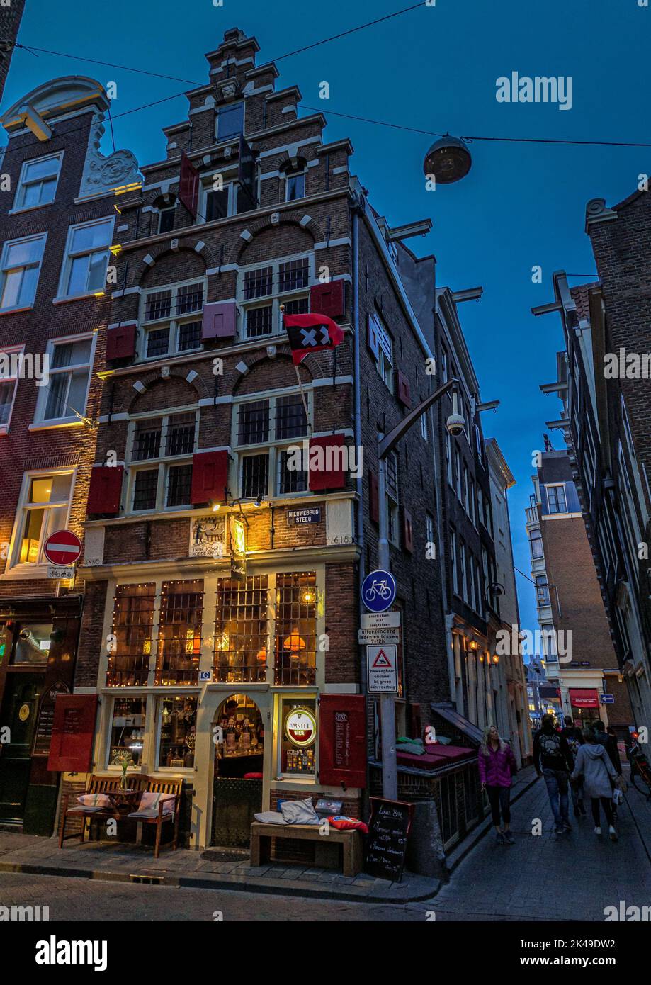 Gemütliches, altniederländisches Café in der Amsterdamer Altstadt bei Nacht Stockfoto