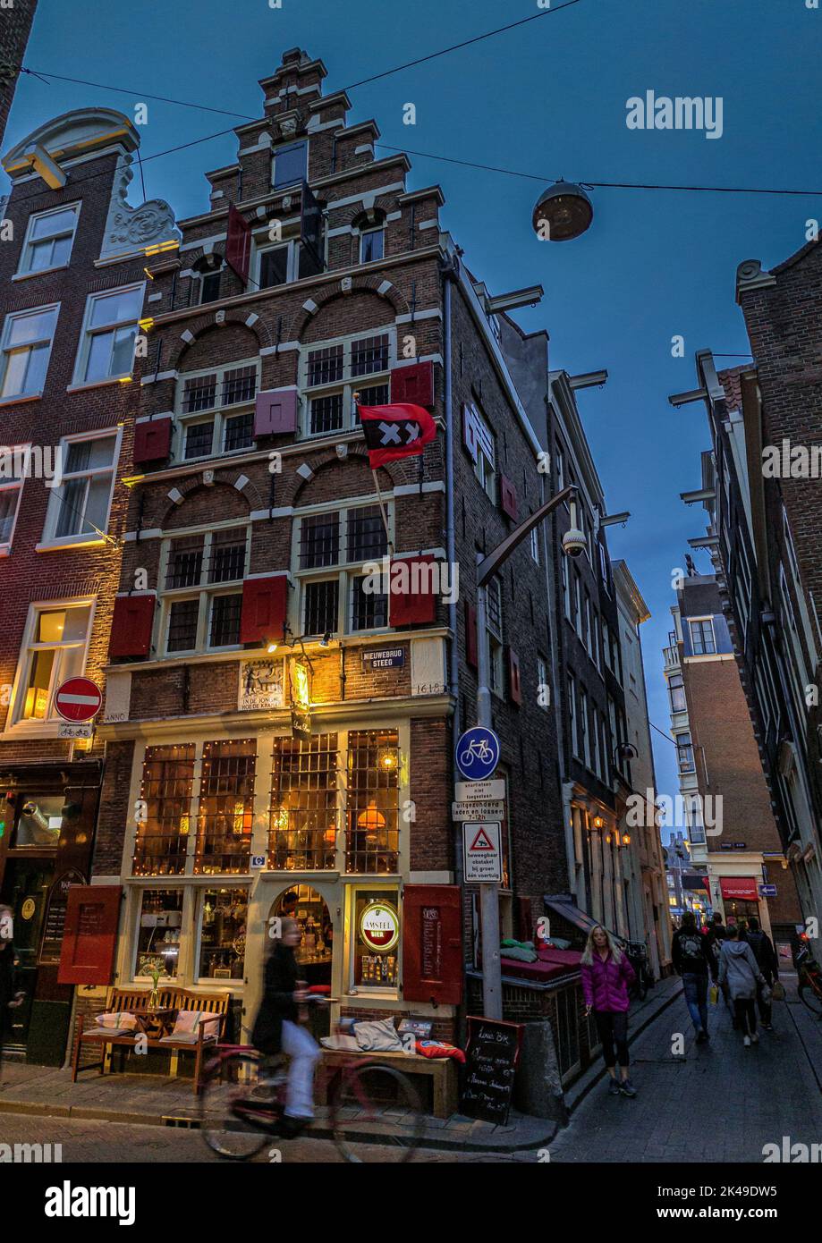 Gemütliches, altniederländisches Café in der Amsterdamer Altstadt bei Nacht Stockfoto