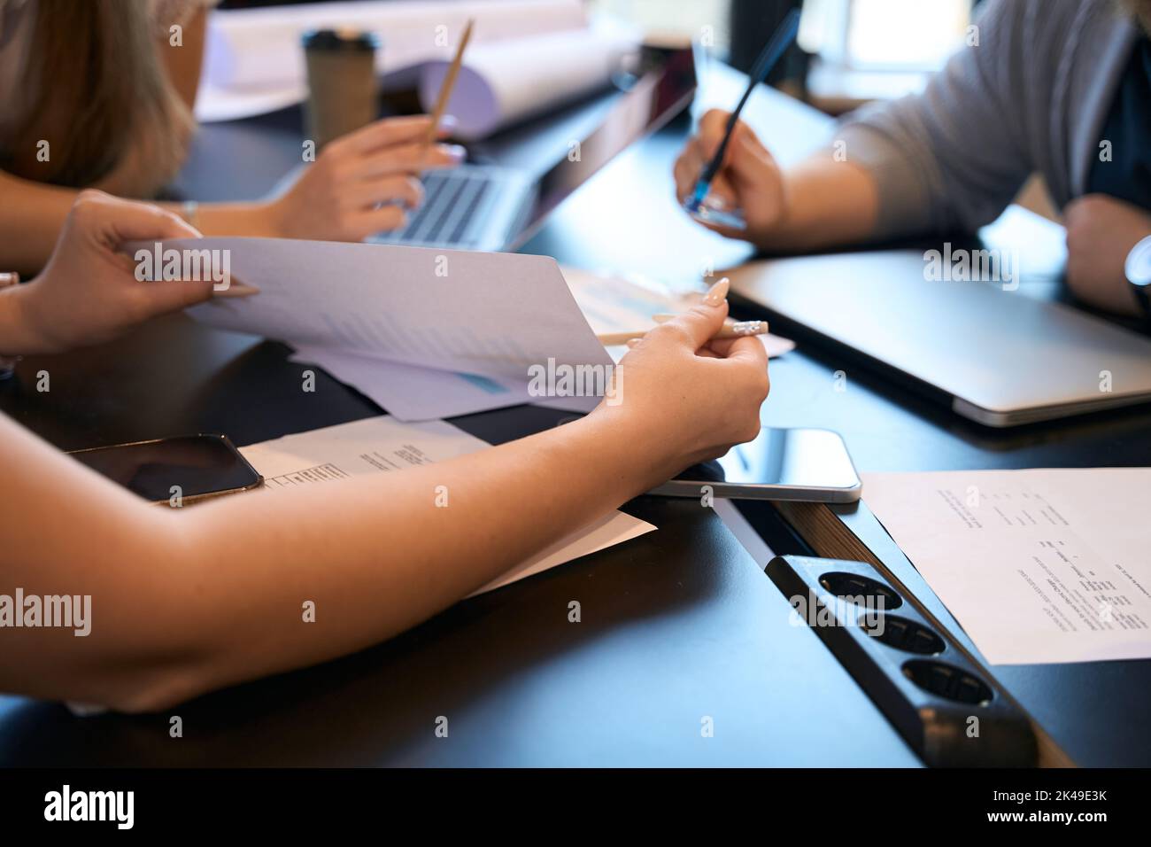 Engineering-Team beteiligt an der Berechnung der Baukosten Stockfoto