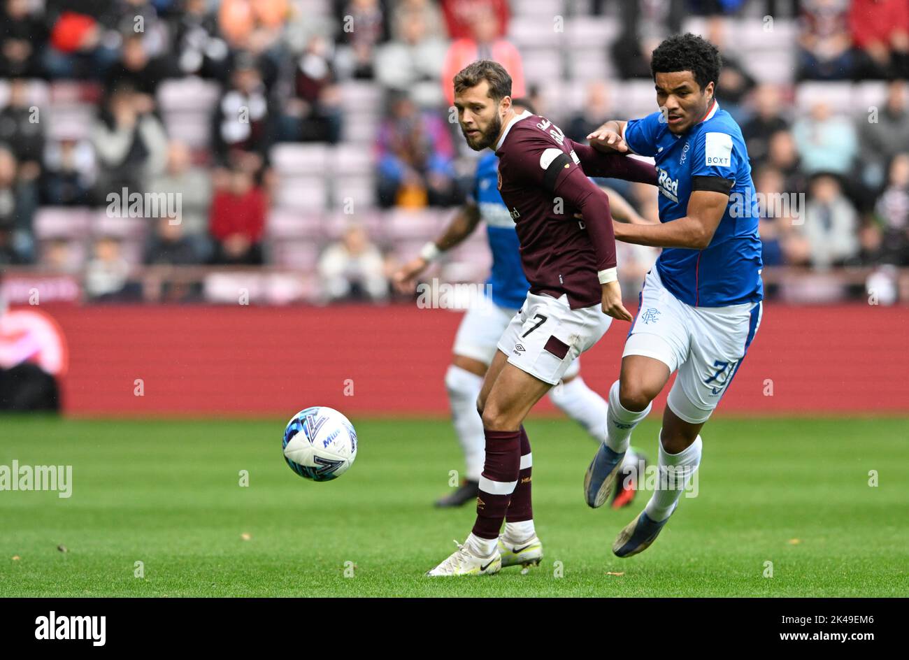 Edinburgh, den 1.. Oktober 2022. Jorge Grant von Hearts und Malik Tillman von den Rangers beim Cinch Premiership-Spiel im Tynecastle Park, Edinburgh. Bildnachweis sollte lauten: Neil Hanna/Sportimage Kredit: Sportimage/Alamy Live News Stockfoto