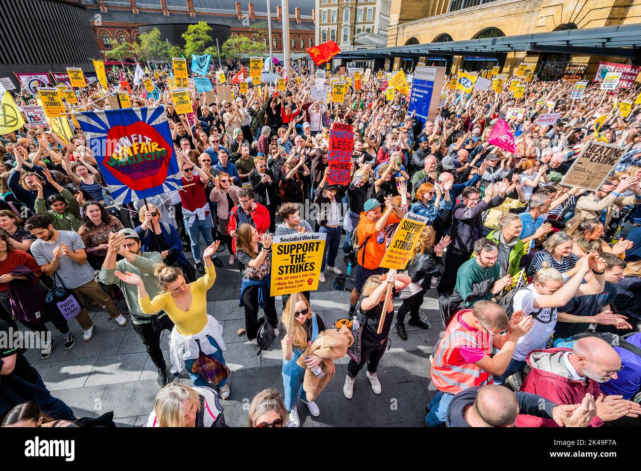 London, Großbritannien. 1. Oktober 2022. Eine Menge von Tausenden gaben ihre einfühlende Unterstützung - Don't Pay schließt sich dem Protest von The Enough is Enough an der Kings Cross Station an. Sie forderten gemeinsam ein „Ende dieser Kosten-der-Gier-Krise“. Sie wollten die Regierung und die Energieunternehmen wissen lassen, dass sie „nicht dastehen und einfrieren werden, während Rekordgewinne eingeheckt werden“. Sie wurden auch von vielen Gewerkschaften und Extinction Rebellion begleitet. Kredit: Guy Bell/Alamy Live Nachrichten Stockfoto