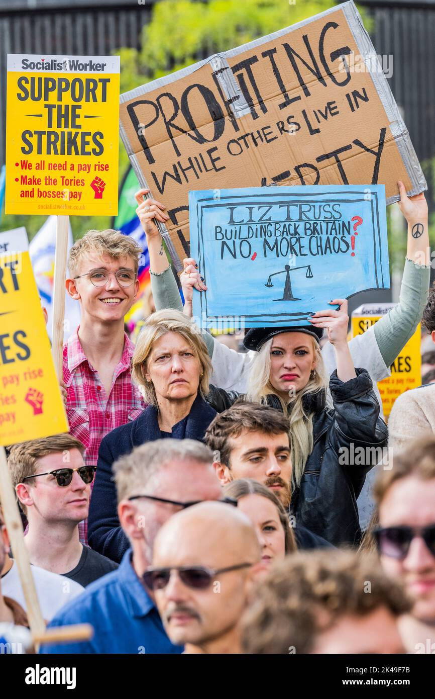 London, Großbritannien. 1. Oktober 2022. Eine Menge von Tausenden gaben ihre einfühlende Unterstützung - Don't Pay schließt sich dem Protest von The Enough is Enough an der Kings Cross Station an. Sie forderten gemeinsam ein „Ende dieser Kosten-der-Gier-Krise“. Sie wollten die Regierung und die Energieunternehmen wissen lassen, dass sie „nicht dastehen und einfrieren werden, während Rekordgewinne eingeheckt werden“. Sie wurden auch von vielen Gewerkschaften und Extinction Rebellion begleitet. Kredit: Guy Bell/Alamy Live Nachrichten Stockfoto