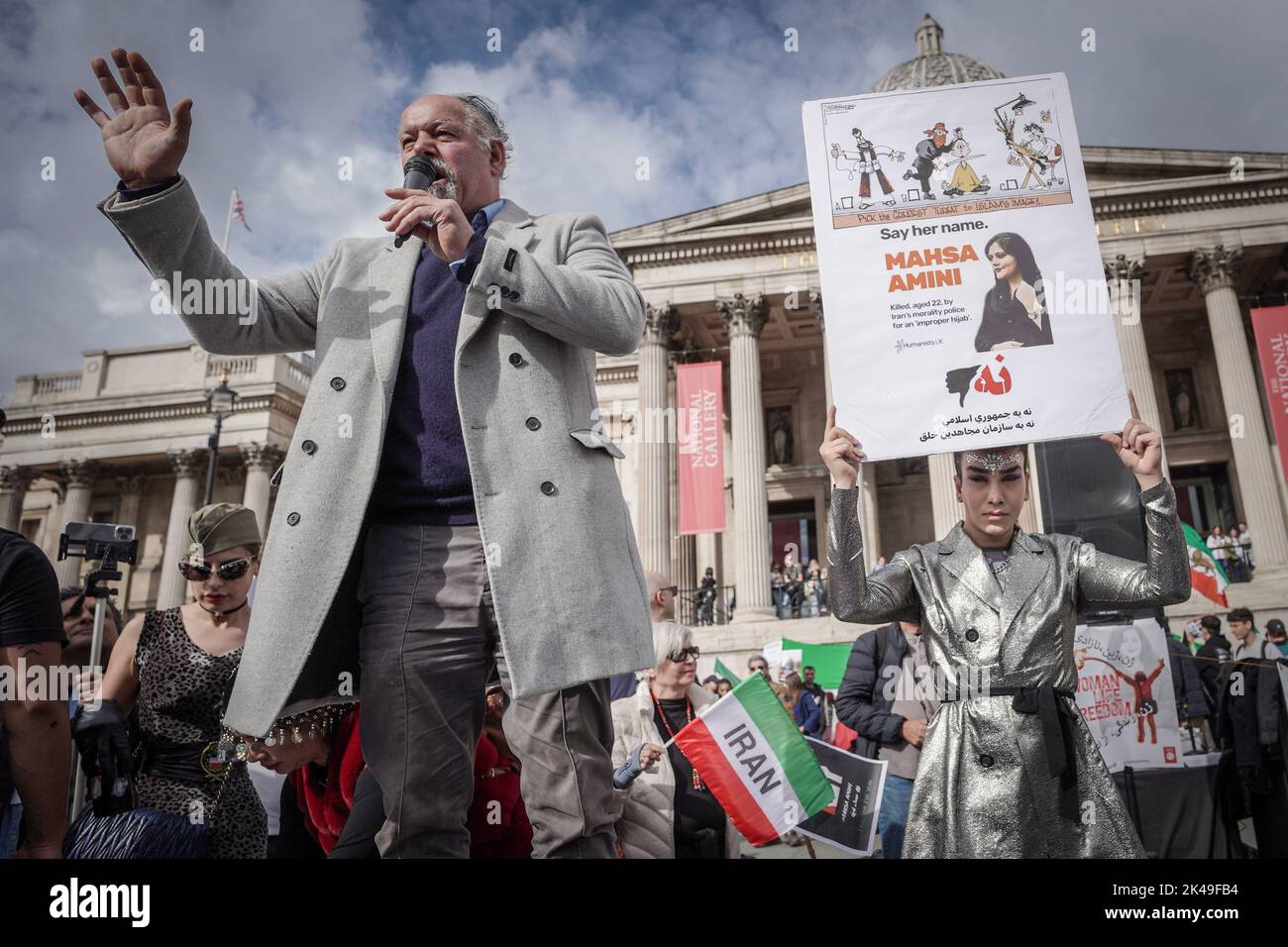 London, Großbritannien. 1.. Oktober 2022. Hunderte britisch-iranischer Menschen versammeln sich auf dem Trafalgar Square und fordern mehr Maßnahmen seit dem Tod von Mahsa Amini. Die 22-jährige Kurdin wurde drei Tage nach ihrer Verhaftung in der iranischen Hauptstadt für tot erklärt, weil sie das Kopftuch des Hijabs ‘unangemessen“ trug. Kredit: Guy Corbishley/Alamy Live Nachrichten Stockfoto