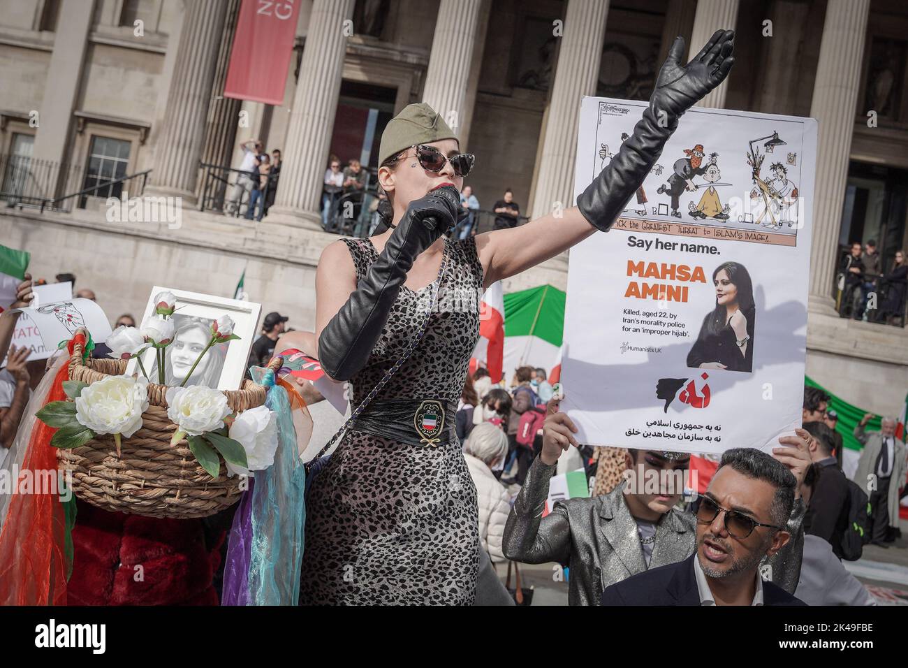 London, Großbritannien. 1.. Oktober 2022. Hunderte britisch-iranischer Menschen versammeln sich auf dem Trafalgar Square und fordern mehr Maßnahmen seit dem Tod von Mahsa Amini. Die 22-jährige Kurdin wurde drei Tage nach ihrer Verhaftung in der iranischen Hauptstadt für tot erklärt, weil sie das Kopftuch des Hijabs ‘unangemessen“ trug. Kredit: Guy Corbishley/Alamy Live Nachrichten Stockfoto