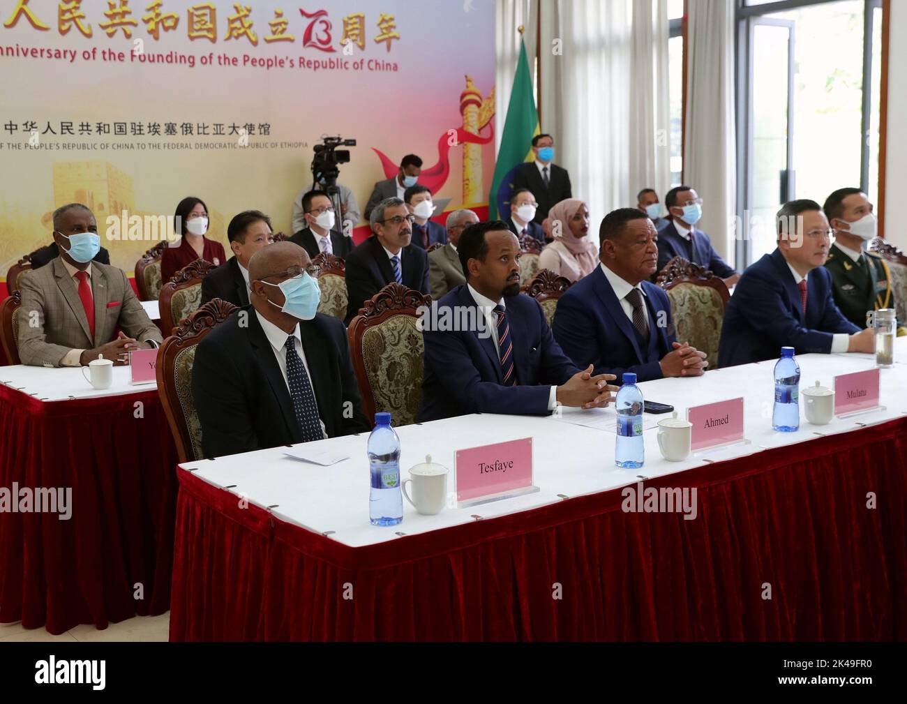 (221001) -- ADDIS ABEBA, 1. Oktober 2022 (Xinhua) -- In Addis Abeba, Äthiopien, findet Eine Zeremonie zur Feier des 73.. Jahrestages der Gründung der Volksrepublik China am 26. September 2022 statt. Die in einem hybriden Format organisierte Empfangszeremonie brachte hochrangige äthiopische Regierungsbeamte, chinesische Diplomaten in Äthiopien, Vertreter der Wirtschaft sowie Mitglieder der Wissenschaft und Wissenschaftler zusammen. Vertreter chinesischer Unternehmen, des chinesischen Ärzteteams und der Konfuzius-Institute in Äthiopien nahmen an der Zeremonie via Online-Videolink Teil. (Xinhua/Wang Ping Stockfoto