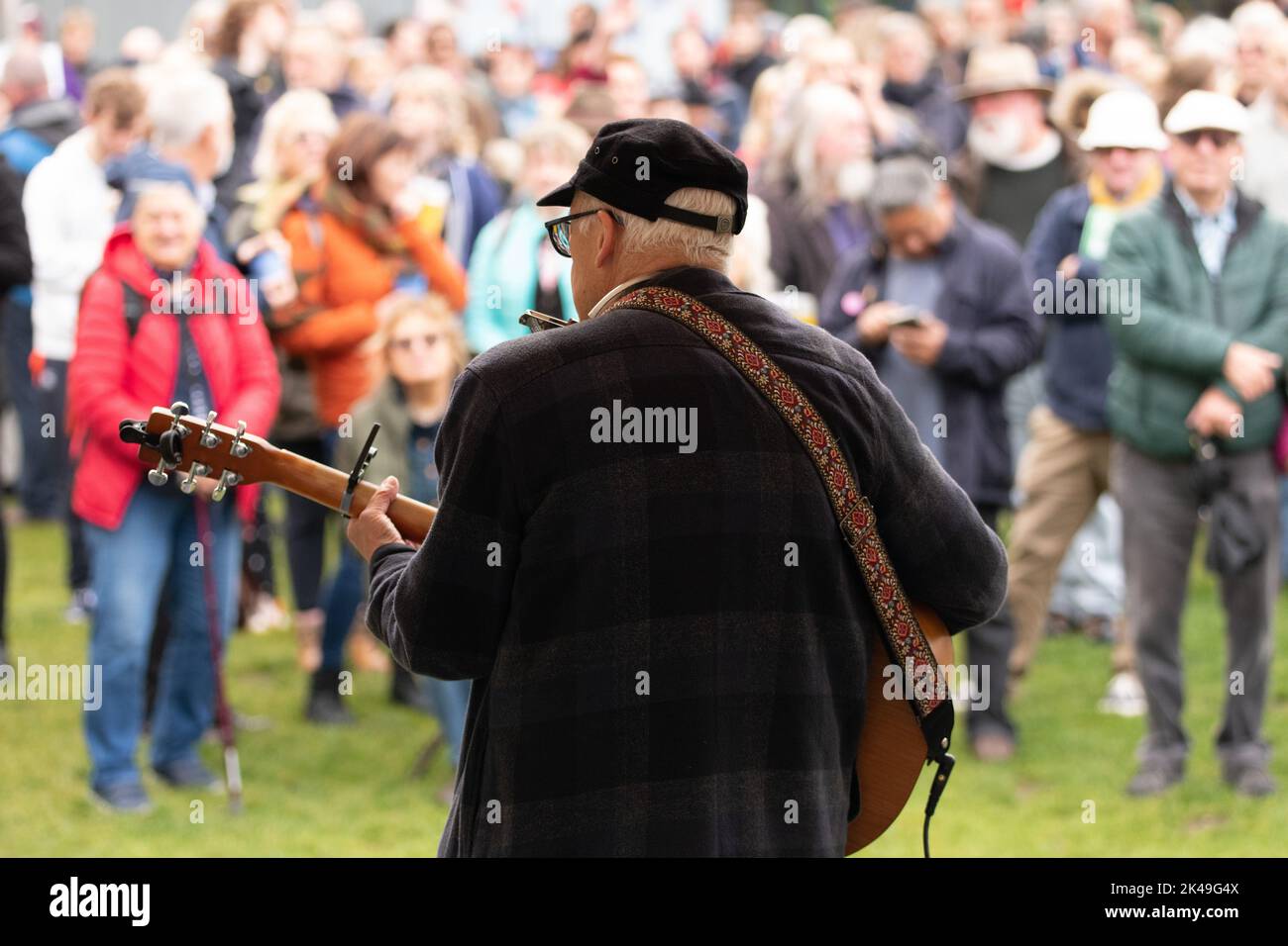Protestsänger bei Enough ist genug Rallye mit Akustikgitarre. Manchester, Großbritannien. 01. Oktober 2022. GENUG IST GENUG DEMONSTRATION MANCHESTER UK 1.. OKTOBER 2022 Bildnachweis garyroberts/weltweitfeatures. Kredit: GaryRobertsphotography/Alamy Live Nachrichten Stockfoto