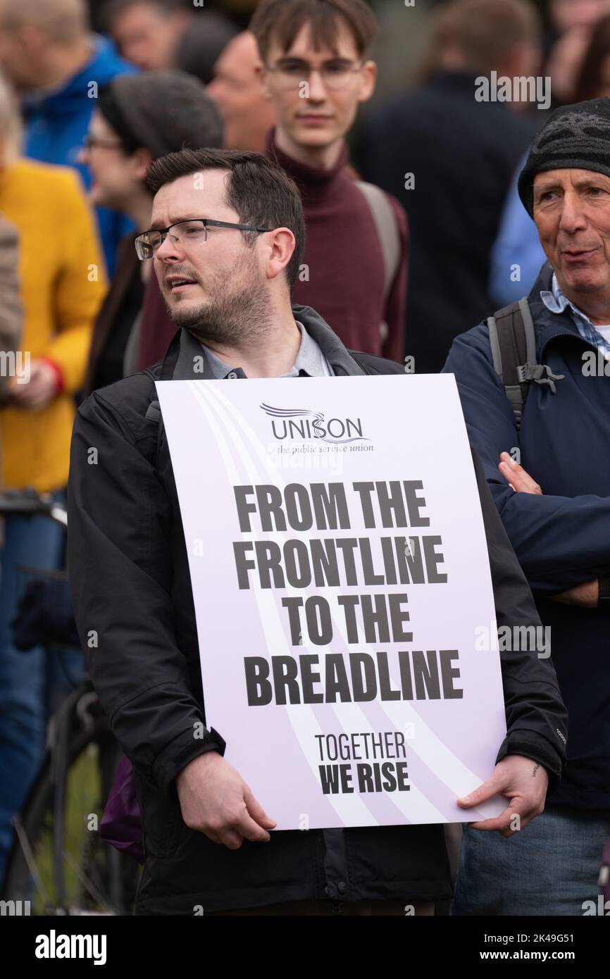 VOM FRONTLINE BIS ZUM BREADLINE-Schild bei Enough ist genug Demo. Manchester, Großbritannien. 01. Oktober 2022. GENUG IST GENUG DEMONSTRATION MANCHESTER UK 1.. OKTOBER 2022 Bildnachweis garyroberts/weltweitfeatures. Kredit: GaryRobertsphotography/Alamy Live Nachrichten Stockfoto