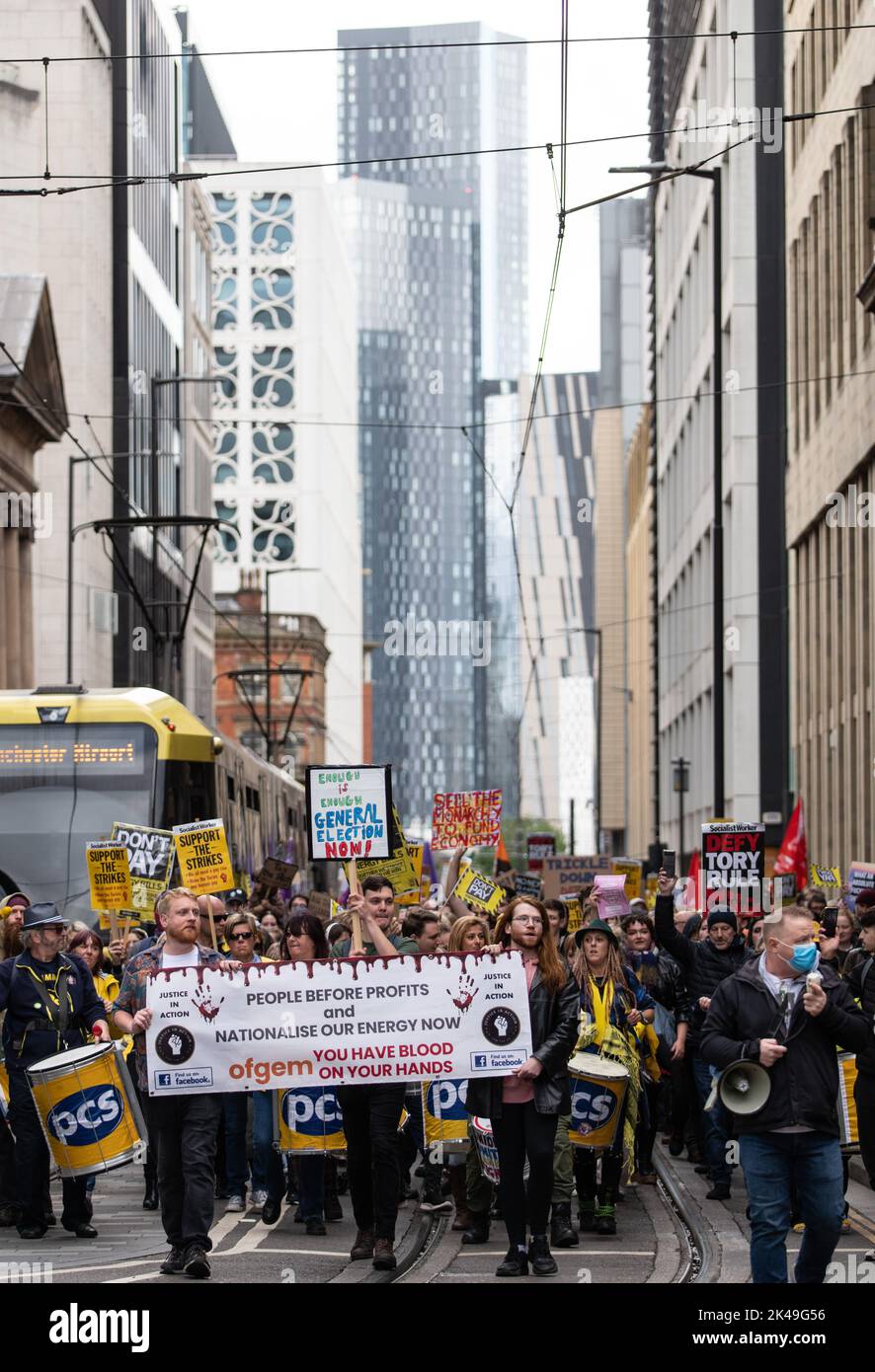 Genug ist genug Marchers passieren Tram im ZENTRUM VON MANCHESTER. Manchester, Großbritannien. 01. Oktober 2022. GENUG IST GENUG DEMONSTRATION MANCHESTER UK 1.. OKTOBER 2022 Bildnachweis garyroberts/weltweitfeatures. Kredit: GaryRobertsphotography/Alamy Live Nachrichten Stockfoto