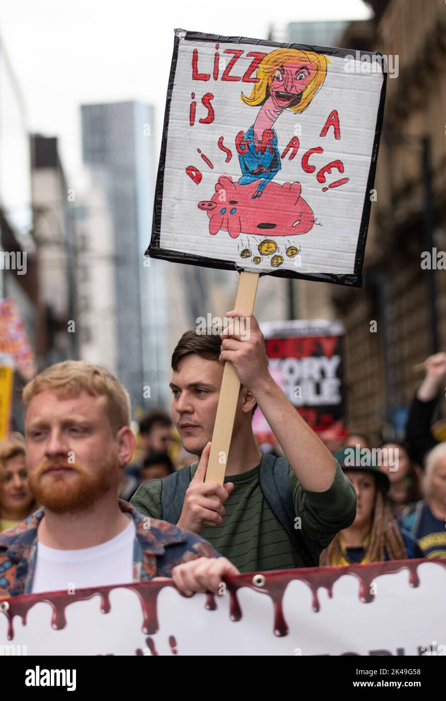 Banner, das Lizz Truss eine Schande nennt. Manchester, Großbritannien. 01. Oktober 2022. GENUG IST GENUG DEMONSTRATION MANCHESTER UK 1.. OKTOBER 2022 Bildnachweis garyroberts/weltweitfeatures. Kredit: GaryRobertsphotography/Alamy Live Nachrichten Stockfoto