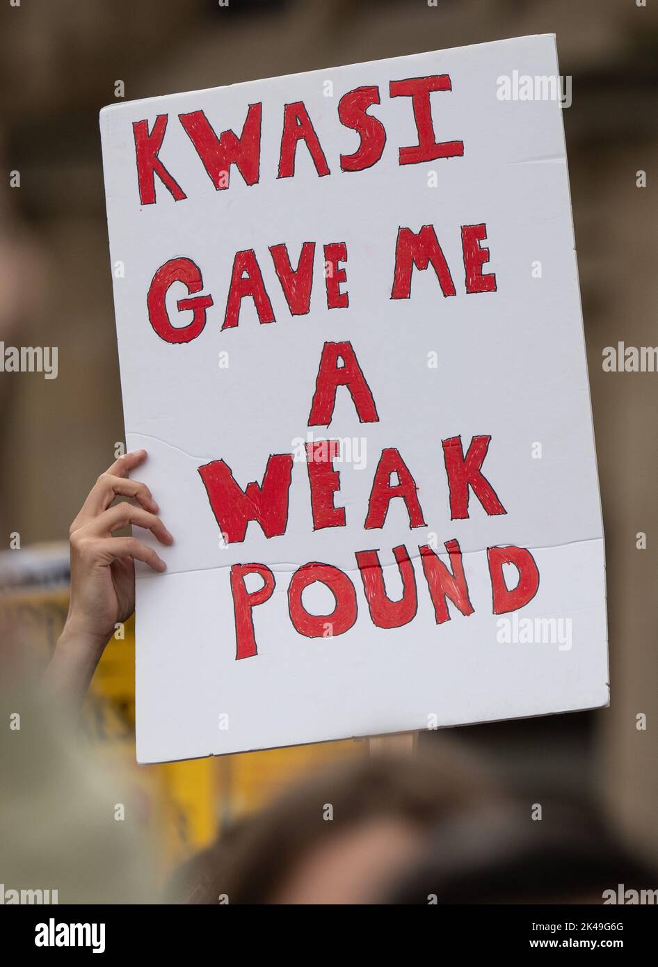 Schwaches Pfund-Zeichen. „Kwasi gab mir ein schwaches Pfund“, Manchester, Großbritannien. 01. Oktober 2022. GENUG IST GENUG DEMONSTRATION MANCHESTER UK 1.. OKTOBER 2022 Bildnachweis garyroberts/weltweitfeatures. Kredit: GaryRobertsphotography/Alamy Live Nachrichten Stockfoto