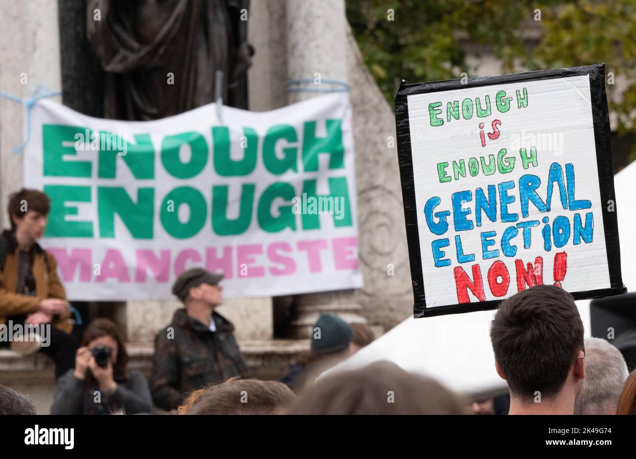Banner mit der Aufschrift „genug ist genug“ und fordern eine Parlamentswahl. Piccadilly GardensManchester, Großbritannien. 01. Oktober 2022. GENUG IST GENUG DEMONSTRATION MANCHESTER UK 1.. OKTOBER 2022 Bildnachweis garyroberts/weltweitfeatures. Kredit: GaryRobertsphotography/Alamy Live Nachrichten Stockfoto