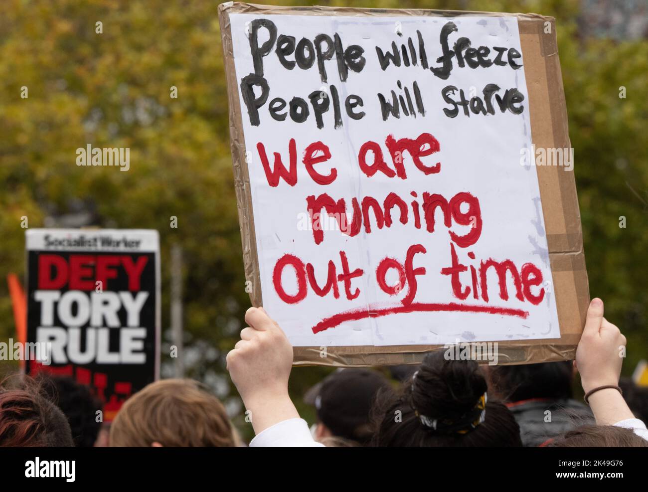 Banner, das die Energiearmut und den Kampf gegen die Tory-Herrschaft hervorhebt. Piccadilly GardensManchester, Großbritannien. 01. Oktober 2022. GENUG IST GENUG DEMONSTRATION MANCHESTER UK 1.. OKTOBER 2022 Bildnachweis garyroberts/weltweitfeatures. Kredit: GaryRobertsphotography/Alamy Live Nachrichten Stockfoto