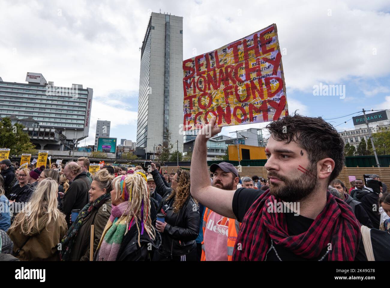 Banner mit Anti-Monarchie-Botschaft. Piccadilly GardensManchester, Großbritannien. 01. Oktober 2022. GENUG IST GENUG DEMONSTRATION MANCHESTER UK 1.. OKTOBER 2022 Bildnachweis garyroberts/weltweitfeatures. Kredit: GaryRobertsphotography/Alamy Live Nachrichten Stockfoto