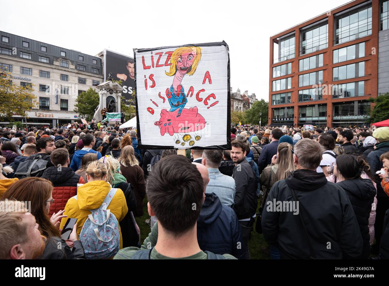 Banner, das Lizz Truss eine Schande nennt. Manchester, Großbritannien. 01. Oktober 2022. GENUG IST GENUG DEMONSTRATION MANCHESTER UK 1.. OKTOBER 2022 Bildnachweis garyroberts/weltweitfeatures. Kredit: GaryRobertsphotography/Alamy Live Nachrichten Stockfoto