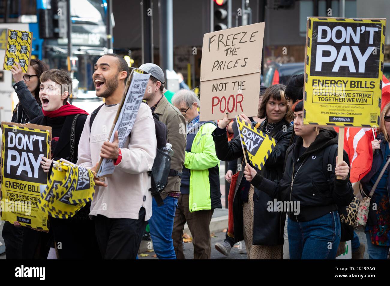 Manchester, Großbritannien. 01. Oktober 2022. Die Demonstranten halten während der Demonstration Plakate, auf denen ihre Meinung zum Ausdruck kommt. Genug ist genug und Don't Pay-Kampagnengruppen gehen auf die Straße. Die Bewegungen wollen, dass die Regierung mit der Lebenshaltungskrise umgeht, indem sie die Energiekosten eindämmen und die Gehälter erhöhen, um den Menschen beim Umgang mit der Inflation zu helfen. Kredit: SOPA Images Limited/Alamy Live Nachrichten Stockfoto