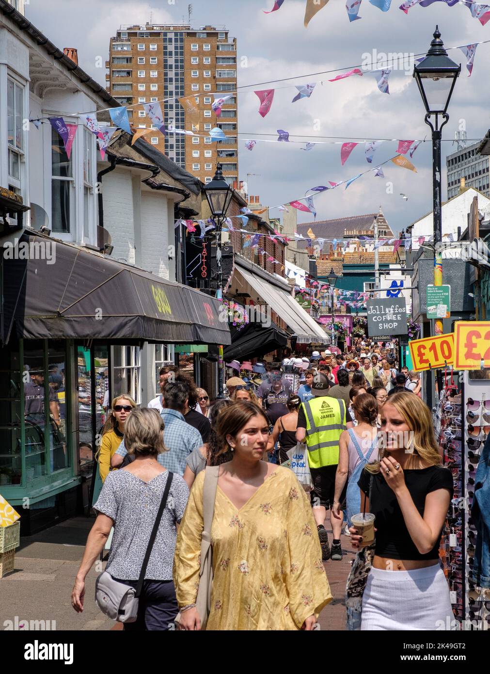 Kensington Gardens im beliebten North Laine von Brighton - eine enge Straße mit vielen trendigen Geschäften Stockfoto