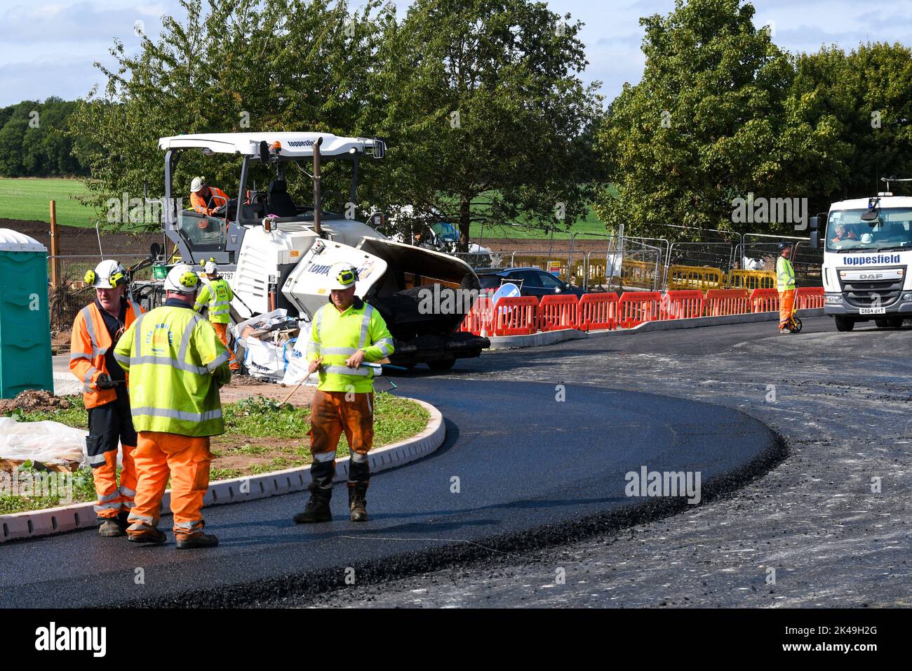 Asphaltfertiger auf Asphalt auf einer neuen Straße Stockfoto