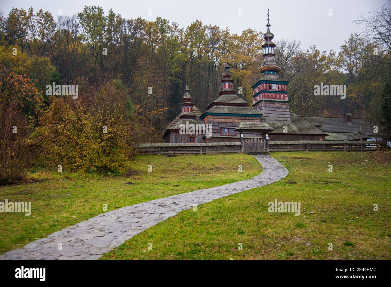 Griechisch-katholische Holzkirche zum Schutz der Heiligsten Gottesmutter von Mikulasova im Saris-Museum in Bardejov. Slowakei Stockfoto