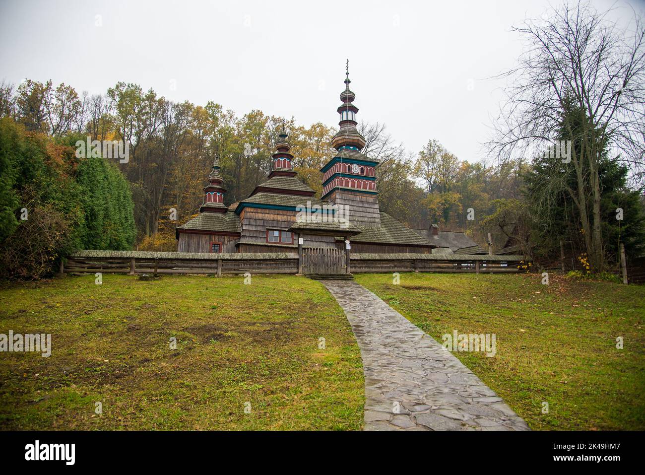 Griechisch-katholische Holzkirche zum Schutz der seligen Jungfrau Maria aus Mikulasova im Saris-Museum im Bardejov-Kurort. Bardejovske Kupele, Slovaki Stockfoto