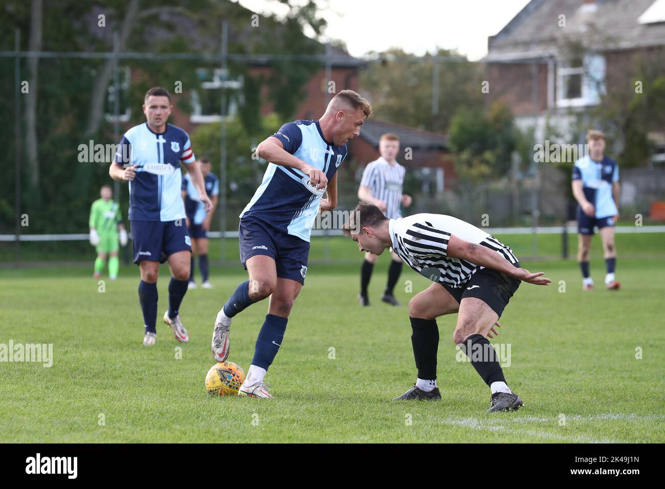 Newcastle upon Tyne am Samstag, den 1.. Oktober 2022. Wayne Whitfield von Bishop Auckland im Einsatz mit Heaton Stannington's Jay Hornby während des Ebac Northern League Division 1-Spiels zwischen Heaton Stannington und Bishop Auckland am Samstag, den 1.. Oktober 2022, im Grounsell Park, Newcastle upon Tyne. (Kredit: Mark Fletcher | MI News) Kredit: MI Nachrichten & Sport /Alamy Live News Stockfoto