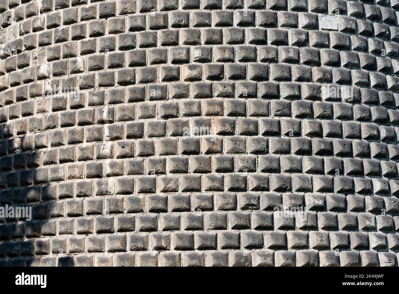 Detail einer Rustikationswand mit handgeschnitzten grauen Steinen (Aschlar-Wand). Castello Sforzesco (Castello Sforza) Mailand, Lombardei, Italien, Europa. Stockfoto