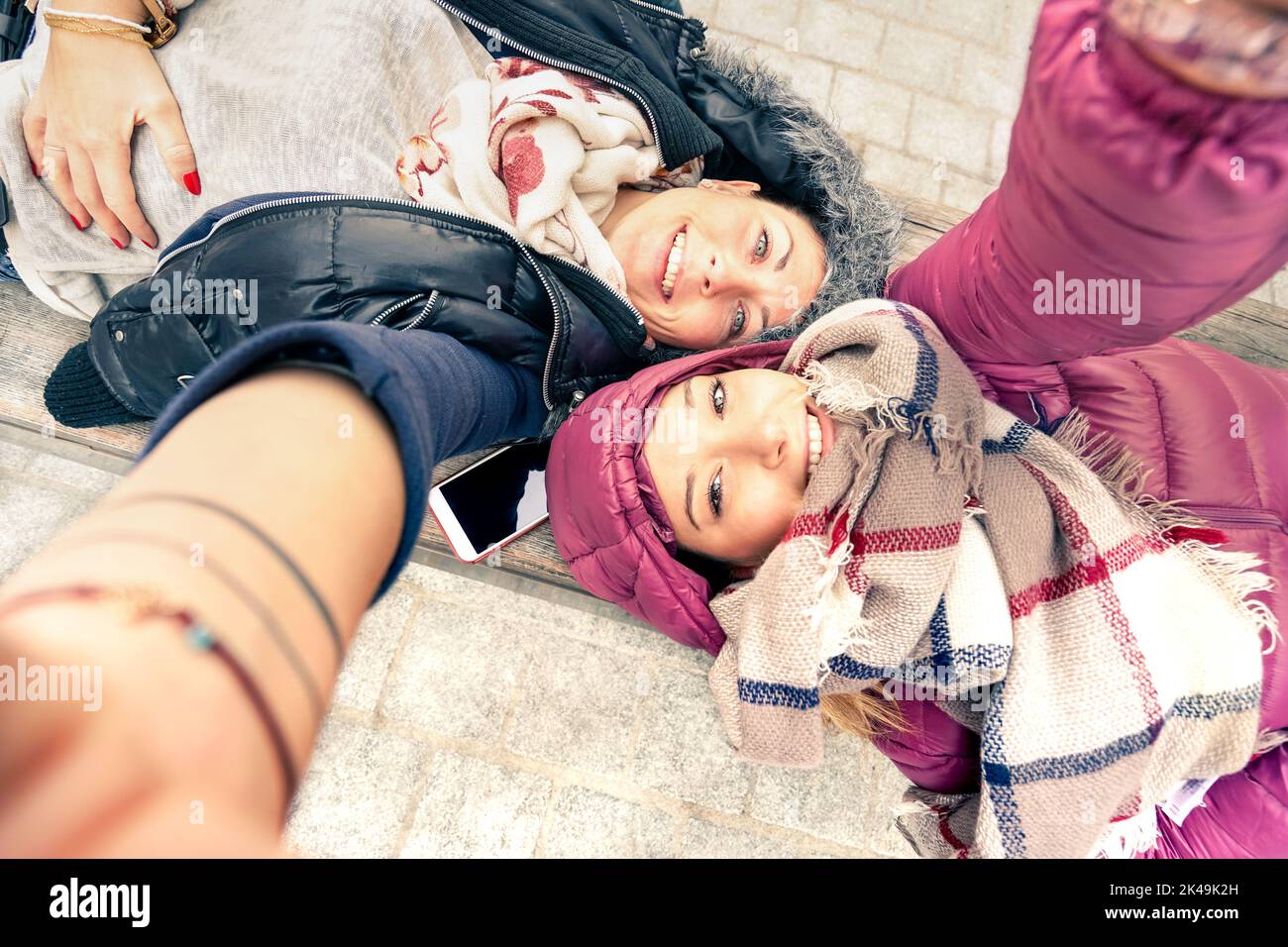 Draufsicht der Hipster-Freundinnen beim Selfie - Freundschaftskonzept mit moderner Technologie - Beste Freunde, die Spaß mit dem Smartphone haben - Marsala Farbe zu Stockfoto