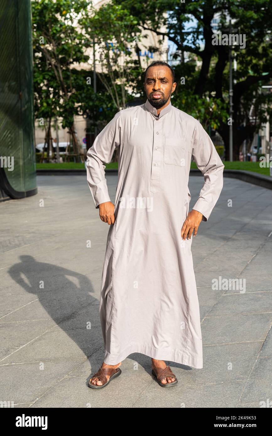 Porträt eines schwarzen Mannes in der Stadt in traditioneller Kleidung Stockfoto